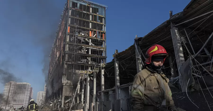 Пожежі після обстрілів у Києві викликали забрудненість повітря, людей просять не відчиняти вікна