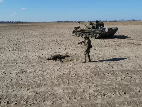 Російський солдат приїхав до українських спецназівців на танку та здав його за винагороду