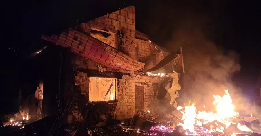Киев снова обстреляли, горят частные дома и многоэтажка