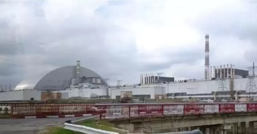 Возле Чернобыльской АЭС, окруженной российскими войсками, горит лес