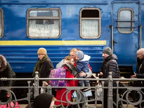 На Київщині під обстріл російських окупантів потрапив евакуаційний потяг