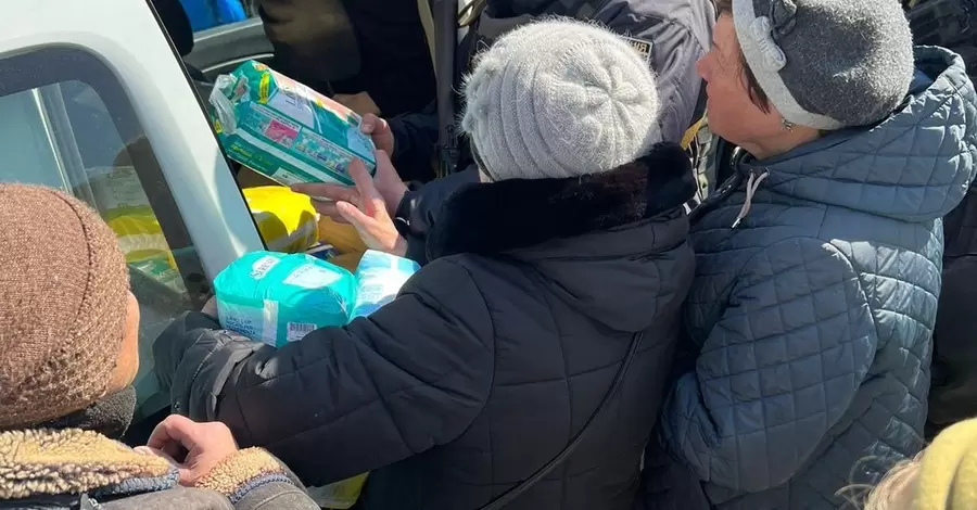 В Мелитополь вошла колонна с гуманитарной помощью. Планируется эвакуировать 350 человек