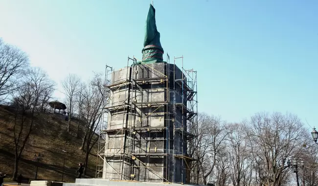 Памятник Владимиру Великому в специальной защитной конструкции