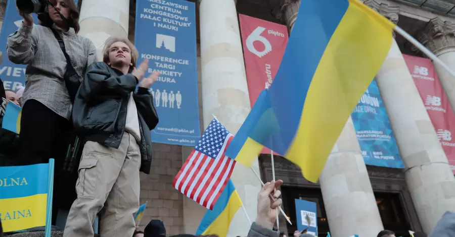 До четырех тысяч украинцев вышли на акцию в Варшаве в день приезда Байдена в Польшу
