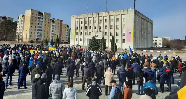 Війська РФ увійшли до Славутича, жителі міста зібралися на проукраїнський мітинг