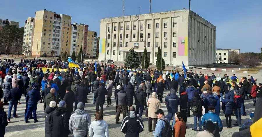 Війська РФ увійшли до Славутича, жителі міста зібралися на проукраїнський мітинг