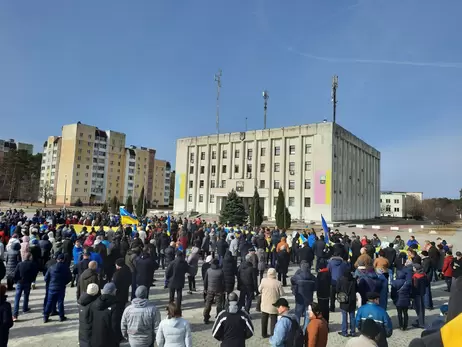 Войска РФ вошли в Славутич, жители города собрались на проукраинский митинг