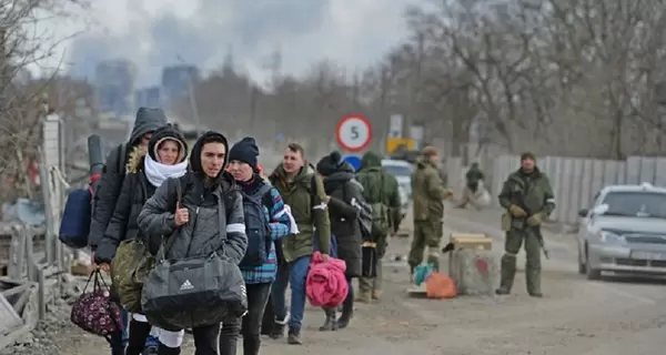 Колона з 4 тисячами маріупольців доїжджає до Запоріжжя: люди кілька днів стояли у полі