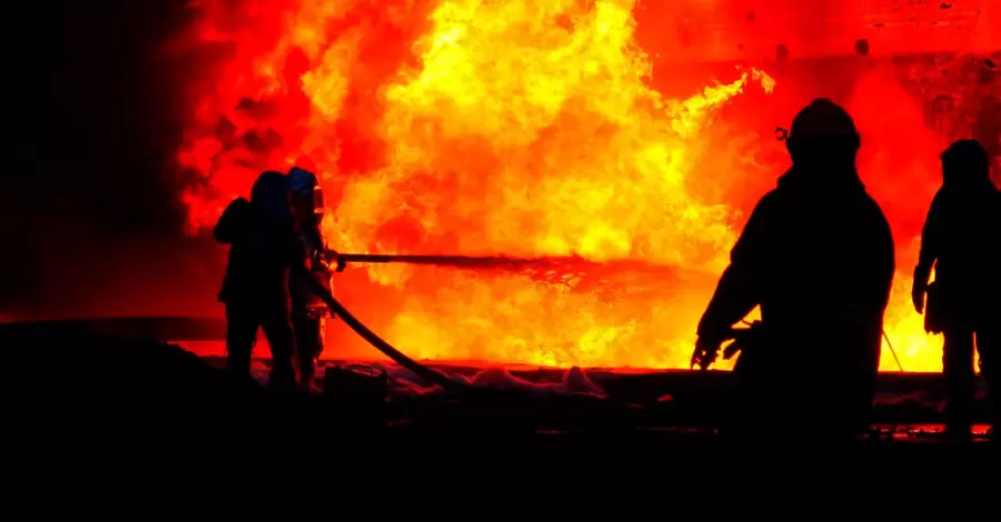 Пошкоджену під час обстрілів нафтобазу у Львові гасили понад 12 годин