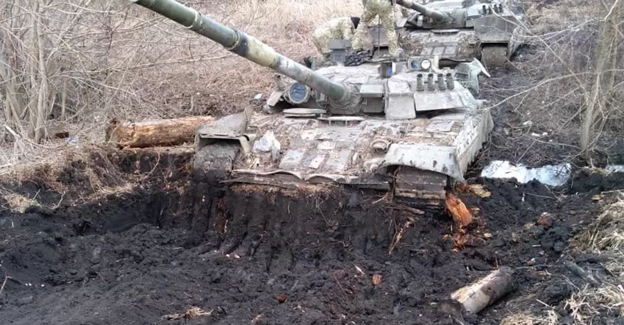Украинские военные откопали и взяли на вооружение танки, брошенные оккупантами в грязи  