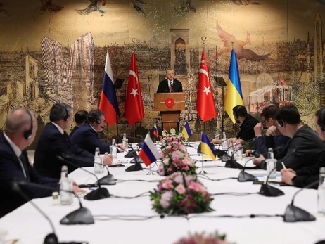Чим турецький переговорний майданчик відрізняється від мінського та у чому роль Абрамовича