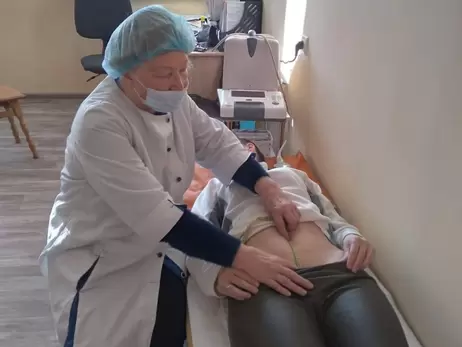 В Луганской области врача-акушера ранило в спину, когда он принимал роды
