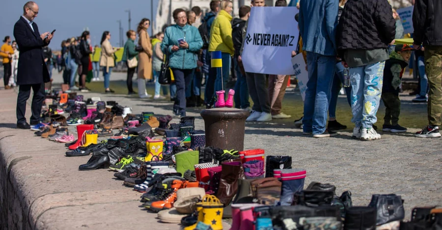 Дитячі шкарпетки, взуття та згортки з ляльками: у світі пройшли акції на згадку про дітей, які загинули під час російської агресії в Україні