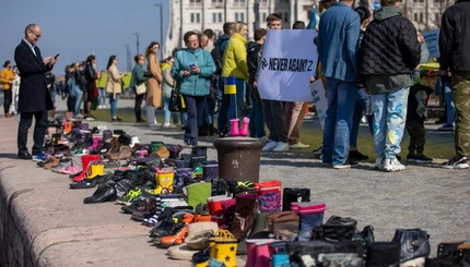 Дитячі шкарпетки, взуття та згортки з ляльками: у світі пройшли акції на згадку про дітей, які загинули під час російської агресії в Україні
