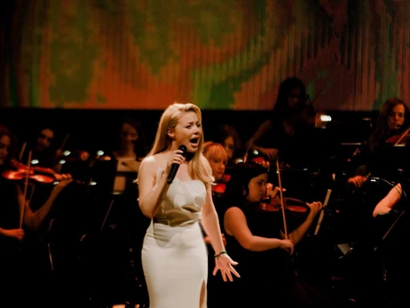 Тина Кароль спела в Варшаве гимн Украины под аккомпанемент женского симфонического оркестра