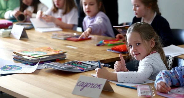 «Мама, здесь все нормальные!» - как принимают украинских детей в школах Польши, Чехии, Швейцарии и Бельгии