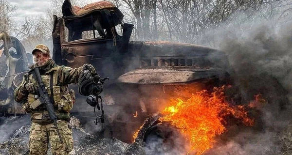 Заради фотозвіту для керівництва окупанти знищують свою техніку, щоб видати її за підбиту українську