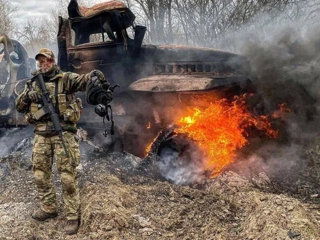 Ради фотоотчета для начальства оккупанты уничтожают свою технику, чтобы выдать ее за подбитую украинскую