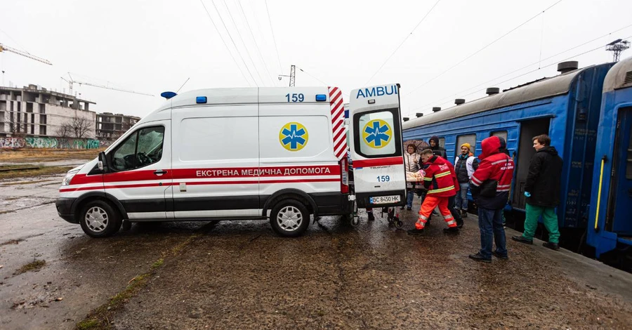Російські окупанти обстріляли колону евакуйованих маріупольців, тяжко поранених транспортували до Львова