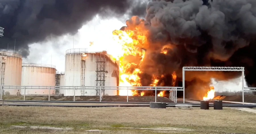СК России объявил “терактом” пожар на нефтебазе в Белгороде на границе с Украиной 