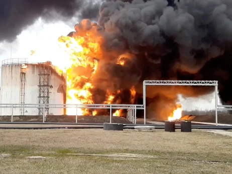 СК России объявил “терактом” пожар на нефтебазе в Белгороде на границе с Украиной 