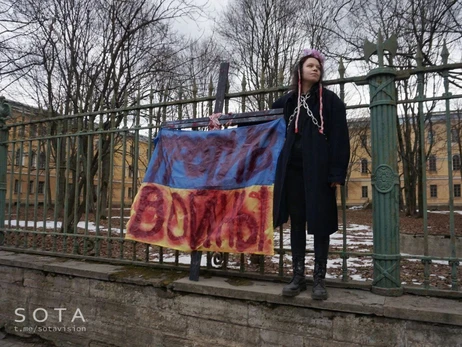 В России на пикетах против войны в Украине задержали парня с колбасой и уличных художниц