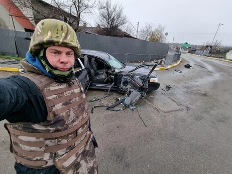 Телеведущий Дмитрий Комаров показал, как жили российские солдаты в Гостомеле: настоящий свинарник