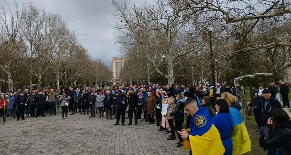 В Херсоне люди снова вышли на митинг против российских оккупантов