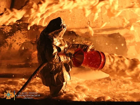У ДСНС показали фотографії масштабної пожежі, що виникла через авіаудар РФ по Дніпропетровщині