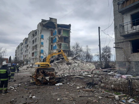 Репортаж із Бородянки: окупанти не пускали рятувальників витягнути людей з-під завалів