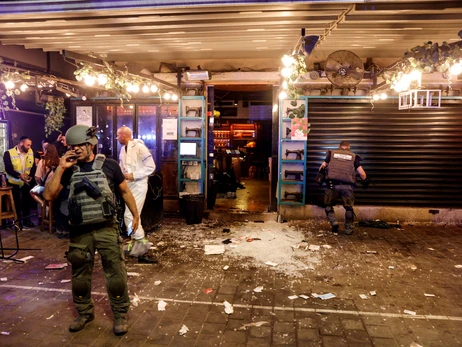 На главной улице Тель-Авива неизвестный открыл стрельбу по посетителям кафе, двое погибших
