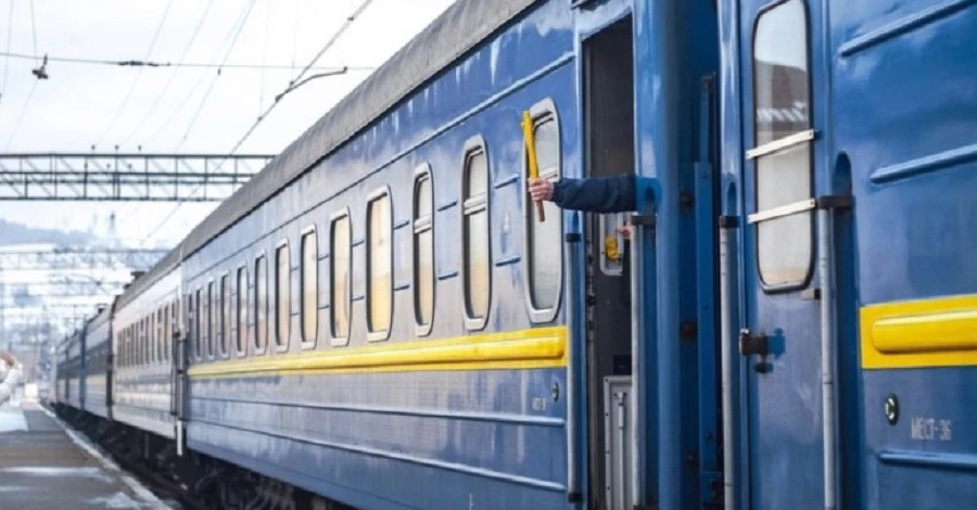 Глава Донецької ОДА: Заблоковані після авіаударів потяги продовжили евакуаційні рейси
