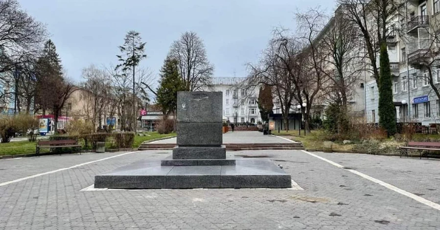 В Тернополе вслед за Ужгородом и Мукачево демонтировали памятник Пушкину: не имел отношения к городу