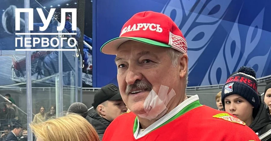 Лукашенко получил клюшкой по лицу во время хоккейного матча и стал героем новых мемов