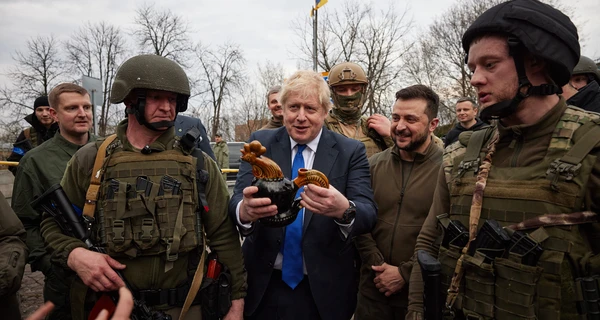 Джонсон прогулялся военным Киевом и получил в подарок символ украинского сопротивления