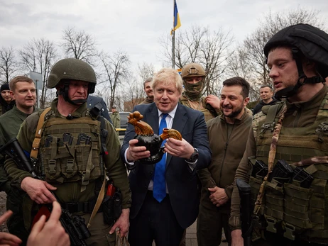 Джонсон прогулялся военным Киевом и получил в подарок символ украинского сопротивления