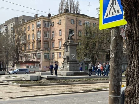 В Днепре памятник Пушкину разукрасили буквами Z