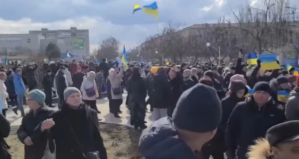 Жителі Херсона вийшли на мітинг, щоби вшанувати пам'ять загиблих. Але їх знову розігнали російські окупанти