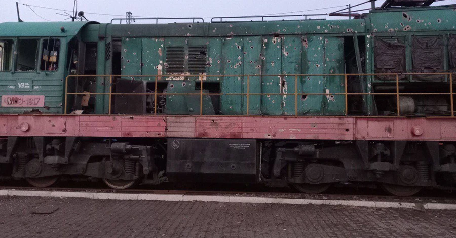 На востоке Украины обстреляна еще одна ж/д станция: повреждены локомотивы и контактная сеть