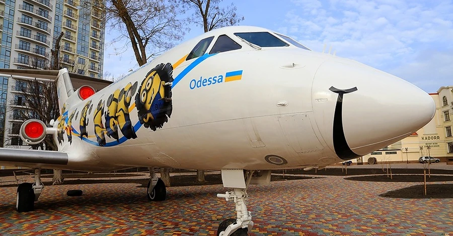 В Одессе с постамента убрали декорационный самолет, чтобы российские войска его не атаковали