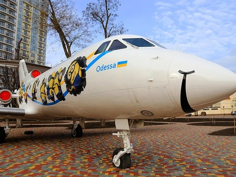 В Одесі з постаменту демонтували декораційний літак, щоби російські війська його не атакували