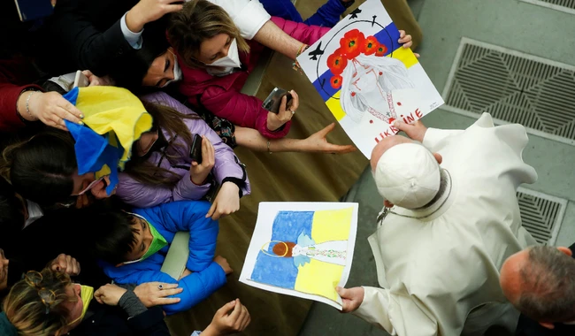 Папа Франциск отримує малюнки на українську військову тематику