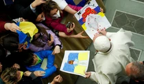 Папа Франциск получает рисунки на украинскую военную тематику