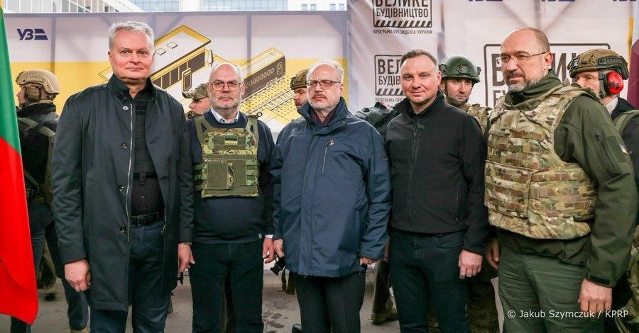 Президентов Польши, Литвы, Латвии и Эстонии на вокзале Киева встретил Шмыгаль в бронежилете