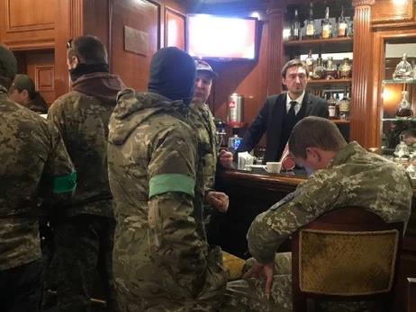 Неизвестные в камуфляже ворвались в 5-звездочный Premier Palace в Киеве требуют поселить беженцев