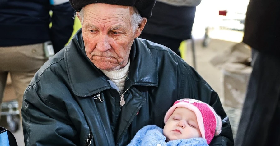 Пенсионер, который убаюкивал внучку в центре для переселенцев в Запорожье, довез семью до Ивано-Франковска