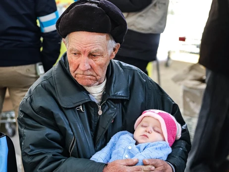 Пенсионер, который убаюкивал внучку в центре для переселенцев в Запорожье, довез семью до Ивано-Франковска