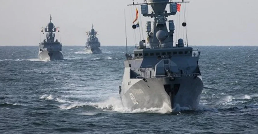Україна запропонувала російським військовим кораблям забратися з Чорного та Азовського морів - поки що цілі