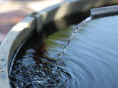 Почти 1,5 миллиона украинцев лишились водопроводной воды: люди пьют из луж и рек
