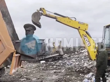 В Харькове военные на глазах у чиновников демонтировали памятник Жукову и отвезли на свалку